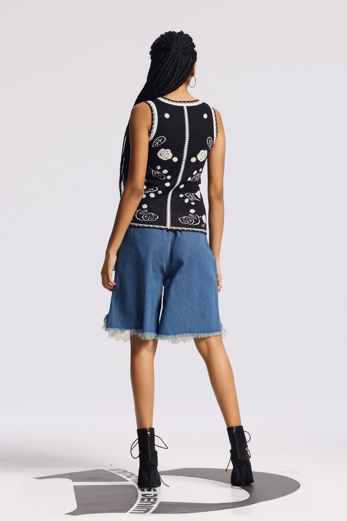 Birta Embroidered Floral Knit Top