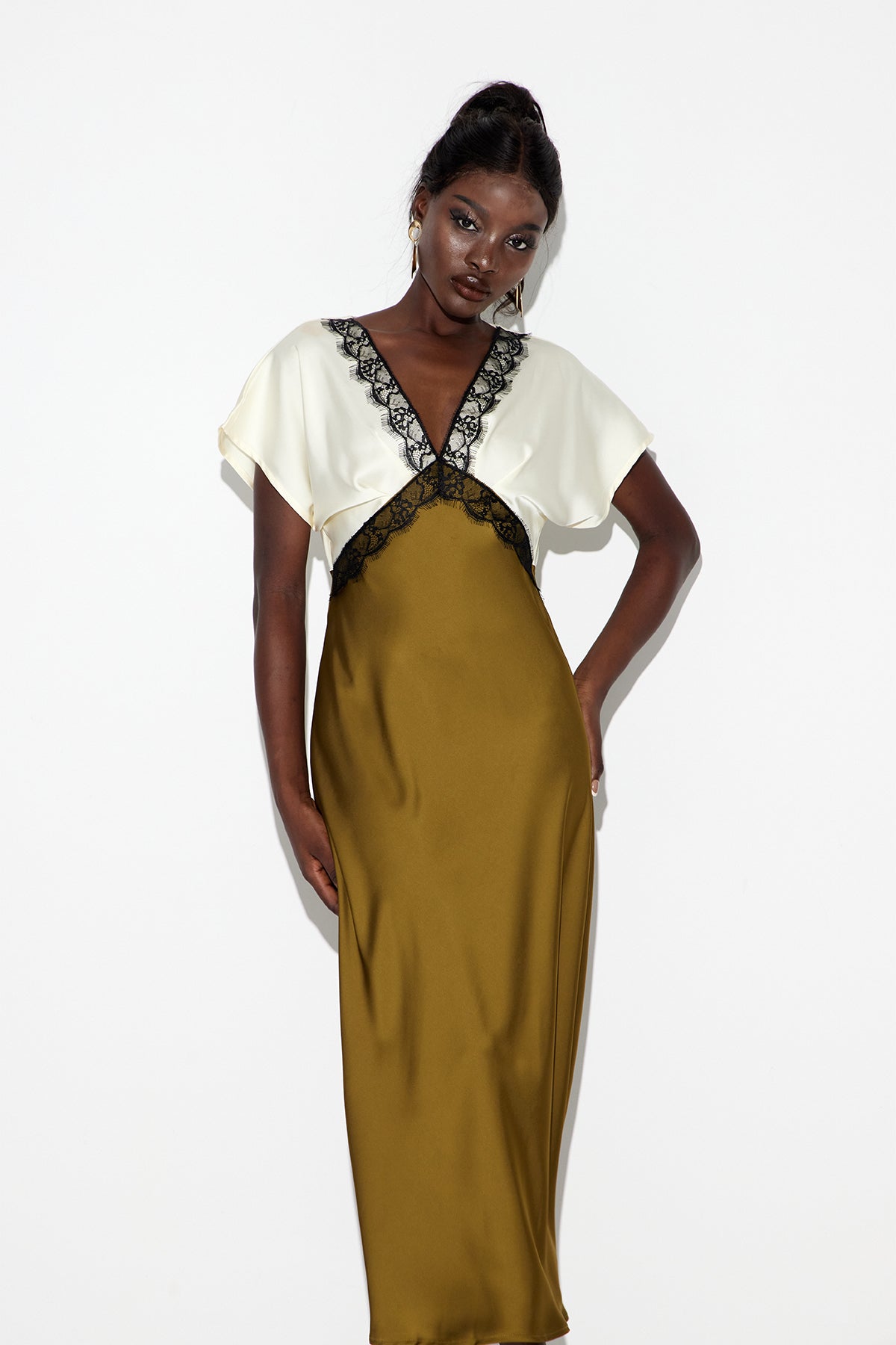 Ealdberht Lace V Neck Maxi Dress