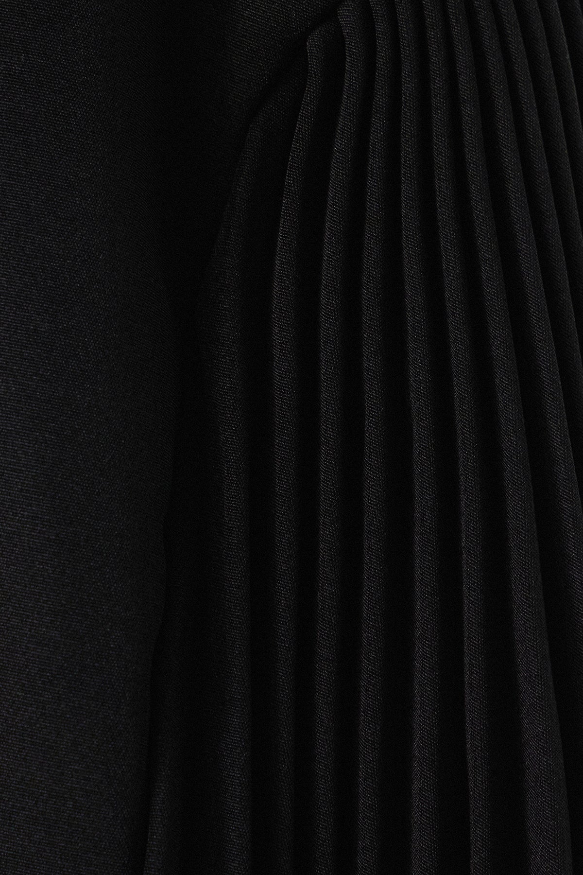 Zion Sleeveless Ruch Deconstruct  Maxi Dress In Black